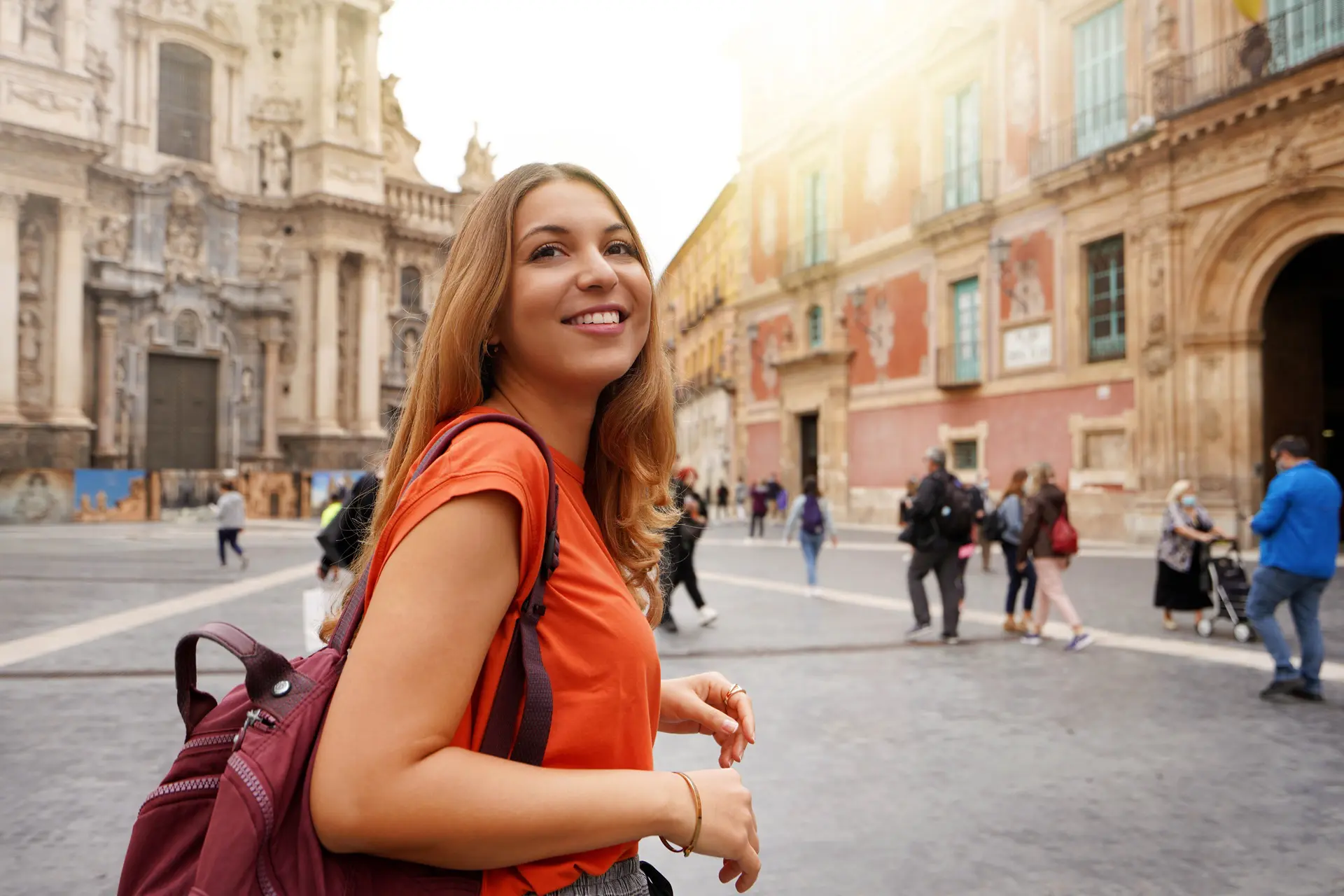 étudiante française à l'étranger après avoir rempli ses obligations Erasmus+
